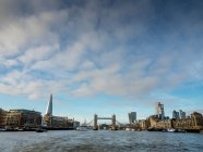 Skyline cidade com The Shard and Tower Bridge, Londres, Inglaterra, Reino Unido — Fotografia de Stock