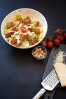 Куриный салат Цезарь и ингредиенты — стоковое фото