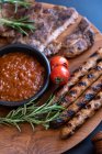 Bistecca alla griglia e salsiccia con salsa di pomodoro — Foto stock