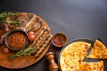 Bistecca alla griglia e salsiccia con focaccia — Foto stock
