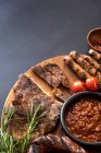 Bife grelhado e salsicha com molho de tomate — Fotografia de Stock