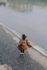 Donna che cammina lungo la riva del fiume, Roma, Lazio, Italia — Foto stock