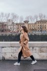 Mulher feliz andando ao longo do rio Tibre, Roma, Lácio, Itália — Fotografia de Stock