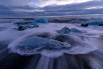 Tiro de larga exposición de la playa de Diamond, Jokulsarlon, Parque Nacional Glaciar Vatnajokull, Islandia - foto de stock