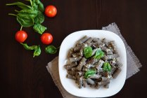Lentejas rigatoni pasta con espinacas, tomate y parmesano - foto de stock