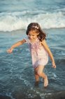 Девушка, бегущая в океане, Болгария — стоковое фото