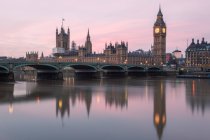 Casas del Parlamento y reflexiones del Big Ben en el río Támesis, Londres, Inglaterra, Reino Unido - foto de stock
