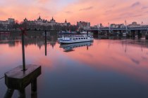 Човни на річці Темза на світанку, в Лондоні, Англії, Ук — стокове фото