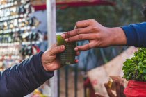 Homme achetant une boisson au citron et à la menthe dans une échoppe de marché, Delhi, Inde — Photo de stock