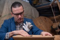 Retrato de un carpintero trabajando en un taller - foto de stock