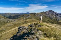 Escursionista che guarda oltre il Parco Nazionale di Kahurangi da Sentinel Hill vicino al Monte Owen, South Island, Nuova Zelanda — Foto stock