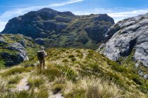 Randonneur surplombant le parc national Kahurangi depuis Sentinel Hill près du mont Owen, île du Sud, Nouvelle-Zélande — Photo de stock