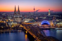 City skyline at sunset with Cologne Cathedral and Hohenzollern Bridge, Colonia, Renania del Norte-Westfalia, Alemania - foto de stock