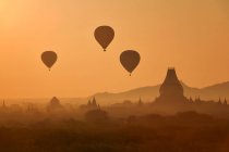 Hot air balloons flying over Bagan at sunrise, Mandalay, Myanmar — Stock Photo