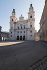 Praça da Catedral de Salzburgo durante o bloqueio do coronavírus, Salzburgo, Áustria — Fotografia de Stock