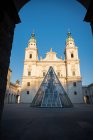 Place de la cathédrale de Salzbourg pendant le confinement du coronavirus, Salzbourg, Autriche — Photo de stock