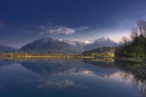 Reflexiones de montaña en el lago Santa Croce, Belluno, Véneto, Italia - foto de stock