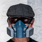 Portrait of man wearing filter mask, hat and sunglasses — Stock Photo
