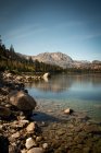 Réflexions sur les montagnes à June Lake, Comté de Mono, Californie, États-Unis — Photo de stock