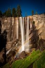 Regenbogen über Wasserfall, Nebelpfad, Yosemite Nationalpark, Kalifornien, USA — Stockfoto