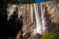 Rainbow across waterfall, Mist trail, Yosemite National Park, Califórnia, EUA — Fotografia de Stock