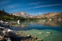 Riflessioni di montagna a giugno Lago, Contea di Mono, California, Stati Uniti — Foto stock