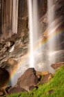 Rainbow across waterfall, Mist trail, Yosemite National Park, California, EE.UU. - foto de stock