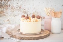 Buttercream layer cake with white chocolate and milk chocolate — Stock Photo