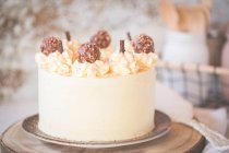 Buttercremetorte mit weißer Schokolade und Vollmilchschokolade — Stockfoto
