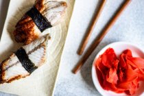 Sushi ensemble avec sushi unagi servi sur table en pierre avec baguettes — Photo de stock
