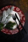 Apparecchiatura tavola di Natale con arredamento vacanza su tavolo rustico con spazio copia — Foto stock