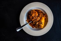 Vegane gefüllte Paprika mit Reis, Karotten und Tomaten mit Korianderkraut serviert auf Steinhintergrund mit Kopierraum — Stockfoto