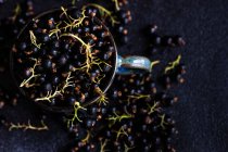 Nahaufnahme einer Tasse frischer schwarzer Johannisbeeren — Stockfoto