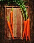Свежая морковь на деревянной доске — стоковое фото