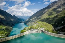 Vue aérienne du lac Mooserboden et des murs de barrage, réservoirs de haute montagne Kaprun, Salzbourg, Autriche — Photo de stock