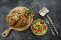 Паста с помидорами черри и петрушка с коричневым хлебом и песто — стоковое фото