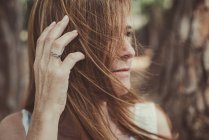 Retrato de uma mulher com cabelo varrido pelo vento — Fotografia de Stock