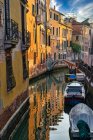 Лодки пришвартованы в канале, Венеция, Венето, Италия — стоковое фото