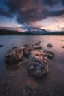 Каміння на краю озера Двоє Джек поблизу Банф (Альберта, Канада). — стокове фото