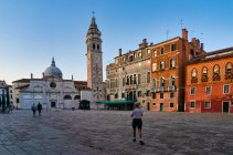 Tres turistas caminando por Campo Santa Maria Formosa en el, Venecia, Veneto, Italia - foto de stock