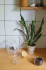 Приготовление чая и лимона на кухне — стоковое фото