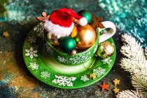 Рождественское оформление на тарелке на деревянном фоне — стоковое фото