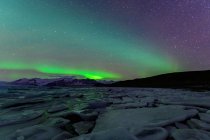 Luzes do norte sobre a lagoa Jokulsarlon, Vatnajokull Glacier National Park, Islândia — Fotografia de Stock