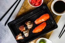 Ensemble de sushis avec baguettes, saumon, viande de crevettes et caviar rouge. — Photo de stock