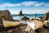Barcos de pesca em Las sirenas cove, Cabo de Gata, Almeria, Andaluzia, Espanha — Fotografia de Stock