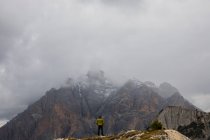 Man standing in mountains looking at view, Dolomites, Itália — Fotografia de Stock