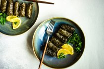 Duas porções de um prato de tolma georgiano tradicional — Fotografia de Stock