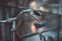 Primo piano di una bicicletta appoggiata alle ringhiere metalliche, Francia — Foto stock