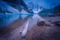 Lago Moraine en Valley of the Ten Peaks, Alberta, Canadá - foto de stock