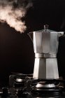 Vapor Moka Pot em um fogão a gás — Fotografia de Stock